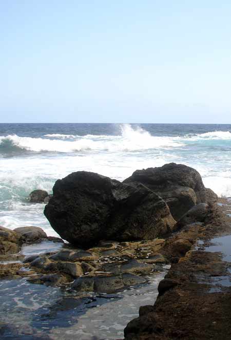Felsbrocken im Atlantik